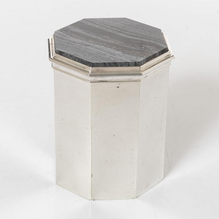 Atelier Borgila, burk med lock, sterling silver och järnmalm, Stockholm 1978.