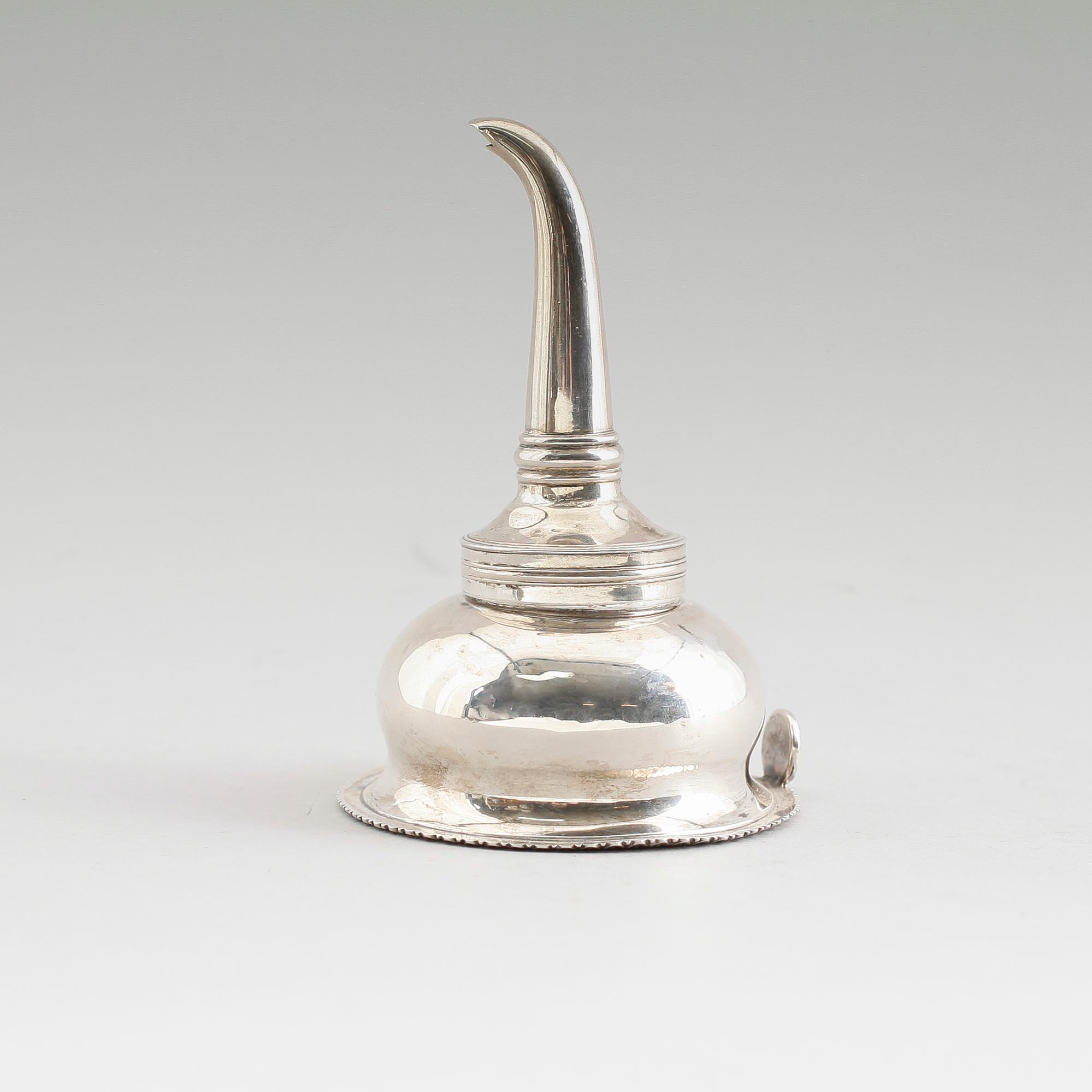 VINSIL, silver, London 1828. Vikt ca 93 gram.