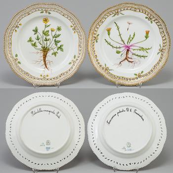 A set of 4+1 porcelaine "Flora Danica" dinner plates model #3553 and #3549 Royal Copenhagen.