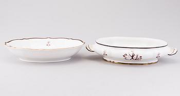 A 16-pcs set of 1930s-1940s 'Diana' tableware from Arabia, Finland.