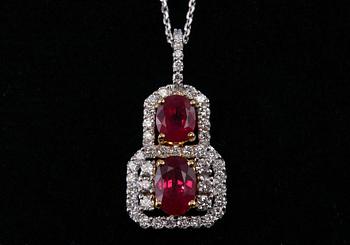 GARNITYR, briljantslipade diamanter ca 1.40 ct. Burmesiska rubiner ca 5.97 ct. Vikt 13,4 g.