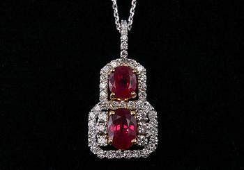 A SET OF JEWELLERY, brilliant cut diamonds c. 1.40 ct. Burmese rubies c. 5.97 ct. Weight 13,4 g.