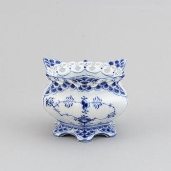 Royal Copenhagen, a porcelaine part coffee service, 'Musselmalet'. (21 pieces).