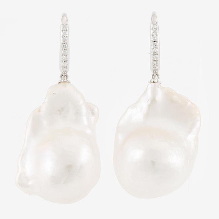 A pair of earrings in 18K gold with baroque-shaped cultured freshwater pearls and round brilliant-cut diamonds.