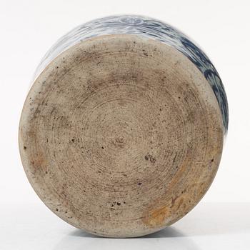 A Chinese blue and white porcelain jar with cover, Qing dynasty, Kangxi (1662-1722).