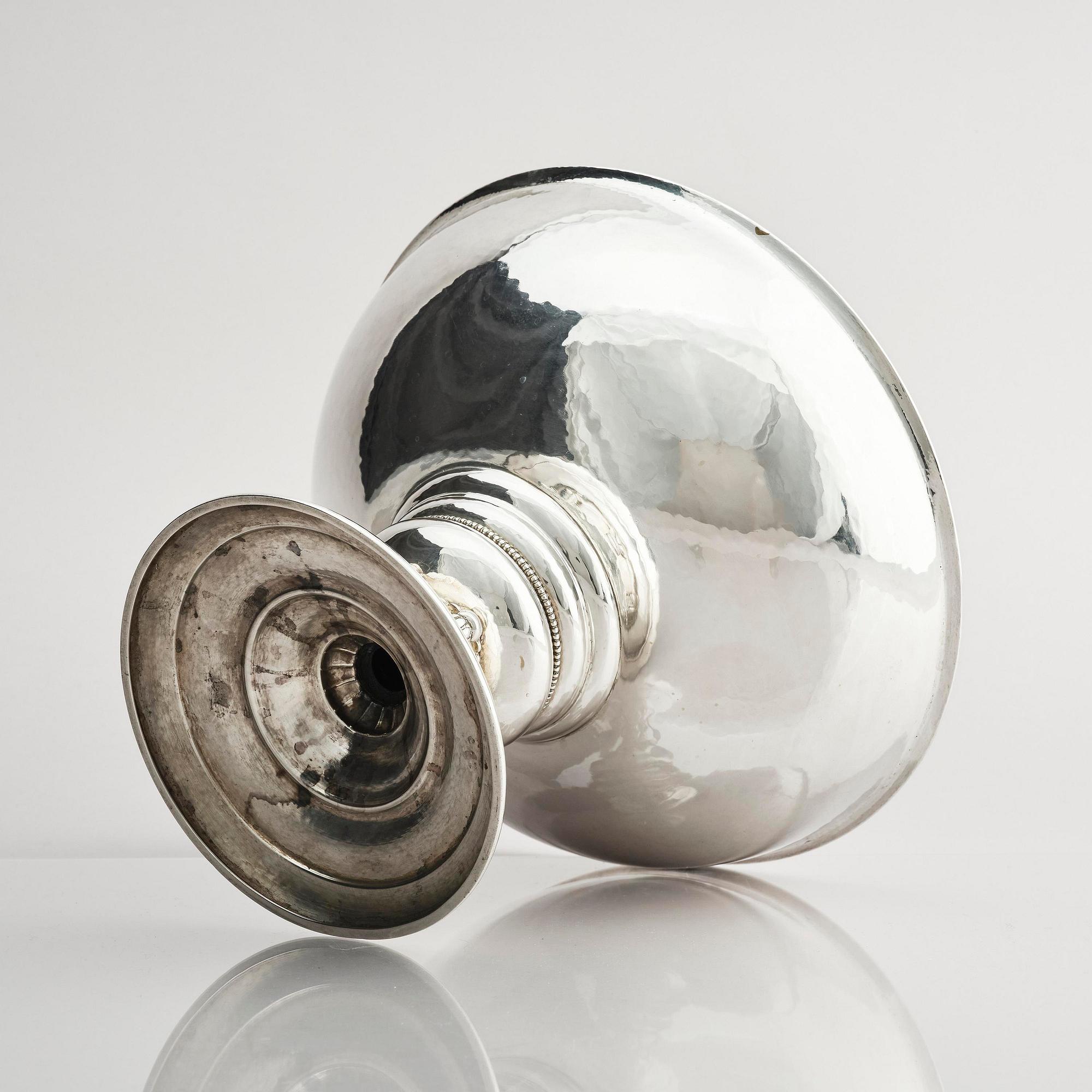 C.G. Hallberg, stor uppsatsskål, silver, Svensk importstämpel, Stockholm 1917.