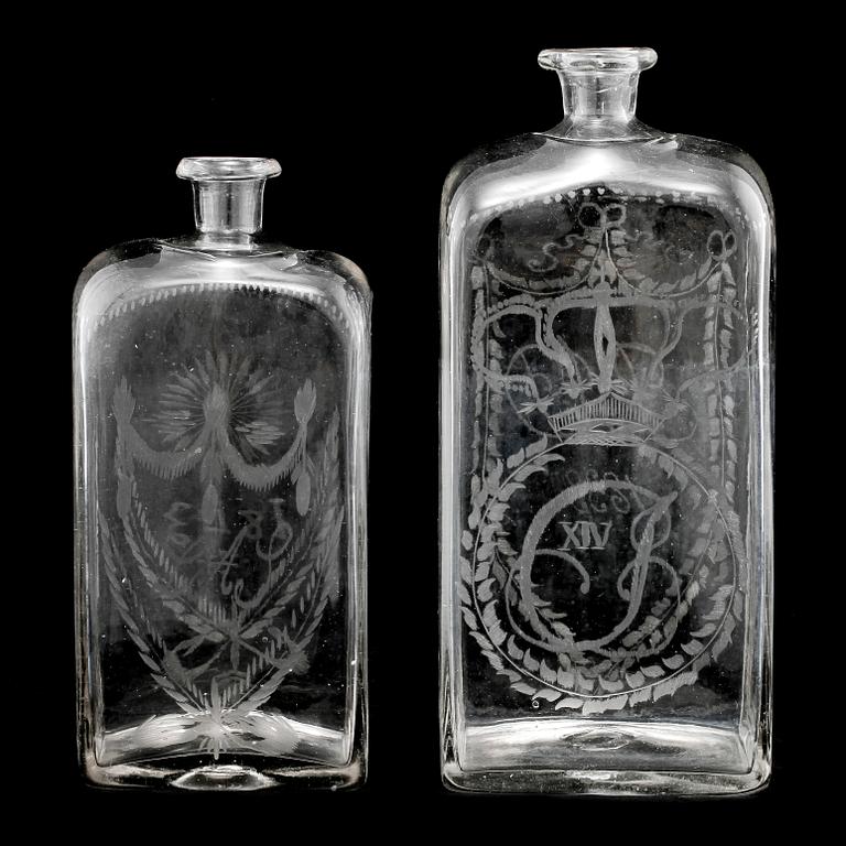 BRÄNNVINSFLASKOR, 2 st, glas, daterade 1833 respektive 1843.