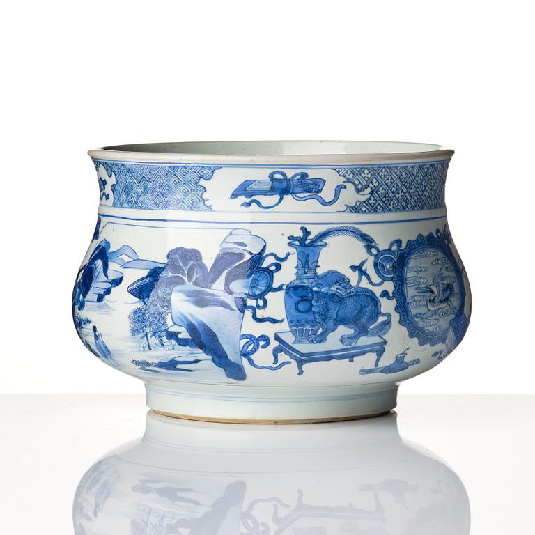 A large blue and white '100 antiques' incense burner, Qing dynasty, Kangxi (1662-1722).