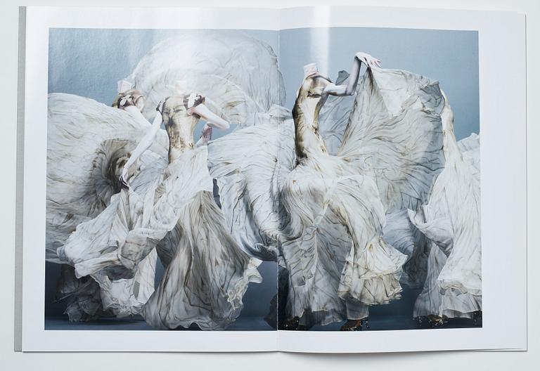 Sølve Søndsbø, bok Pictures from Savage Beauty signed.