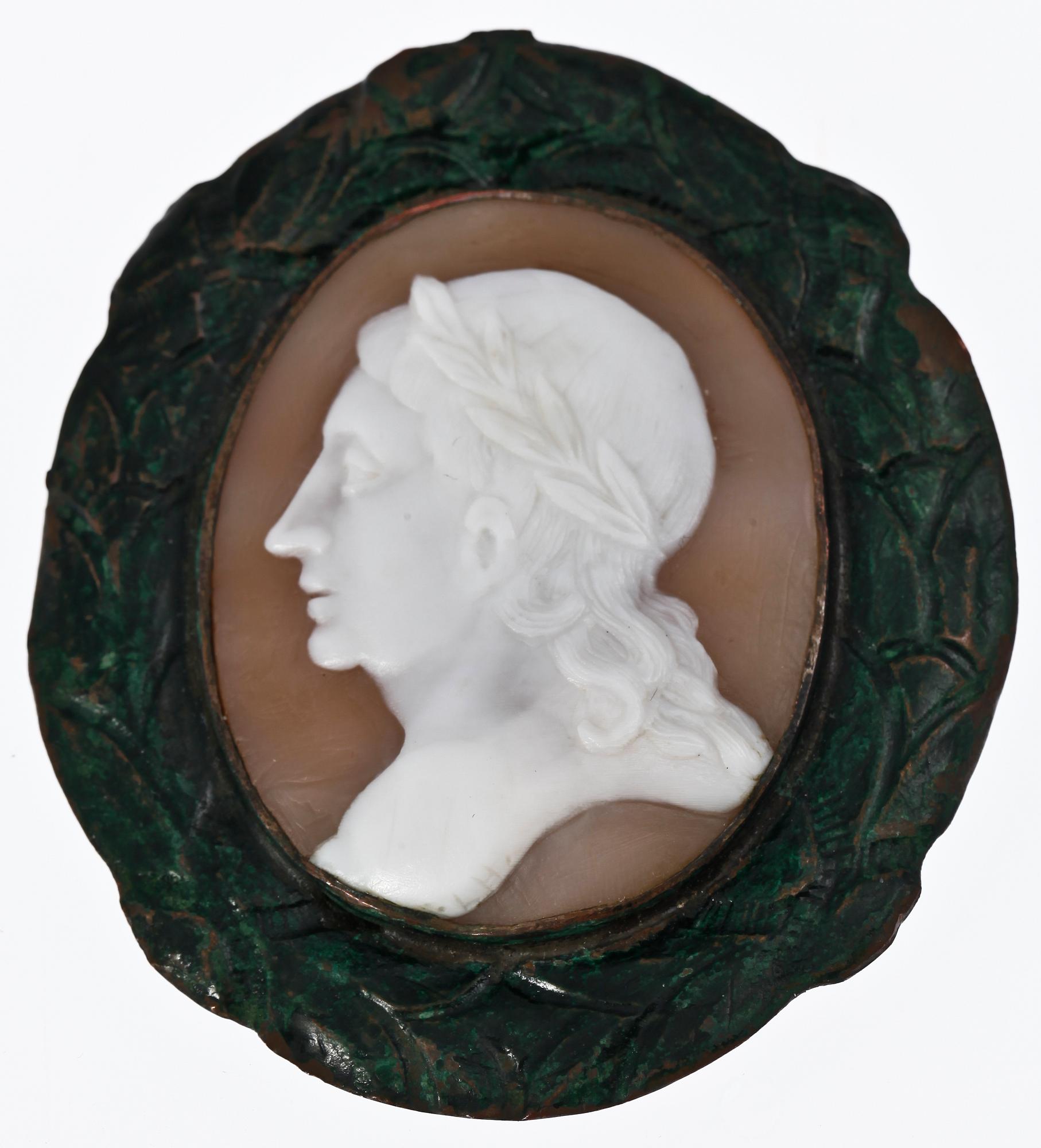 BROSCH, skuren snäckskalskamé med brons, delvis 1800-tal.