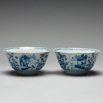 A pair of blue and white bowls, Qing dynasty, Kangxi (1662-1722).