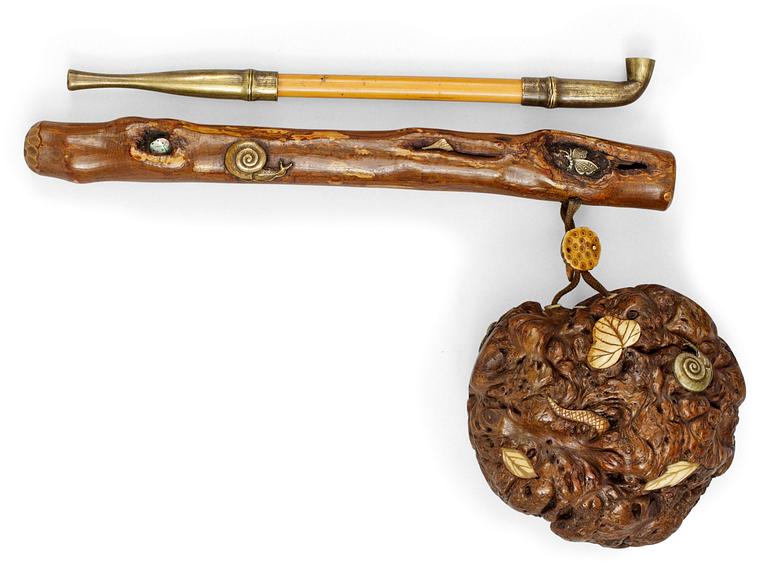A Japanese opium pipe with a case, ca 1900.