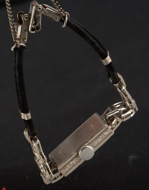 DAMARMBANDSUR, platina med diamanter ca 1,00 ct, art decó. Vikt ca 18 g.