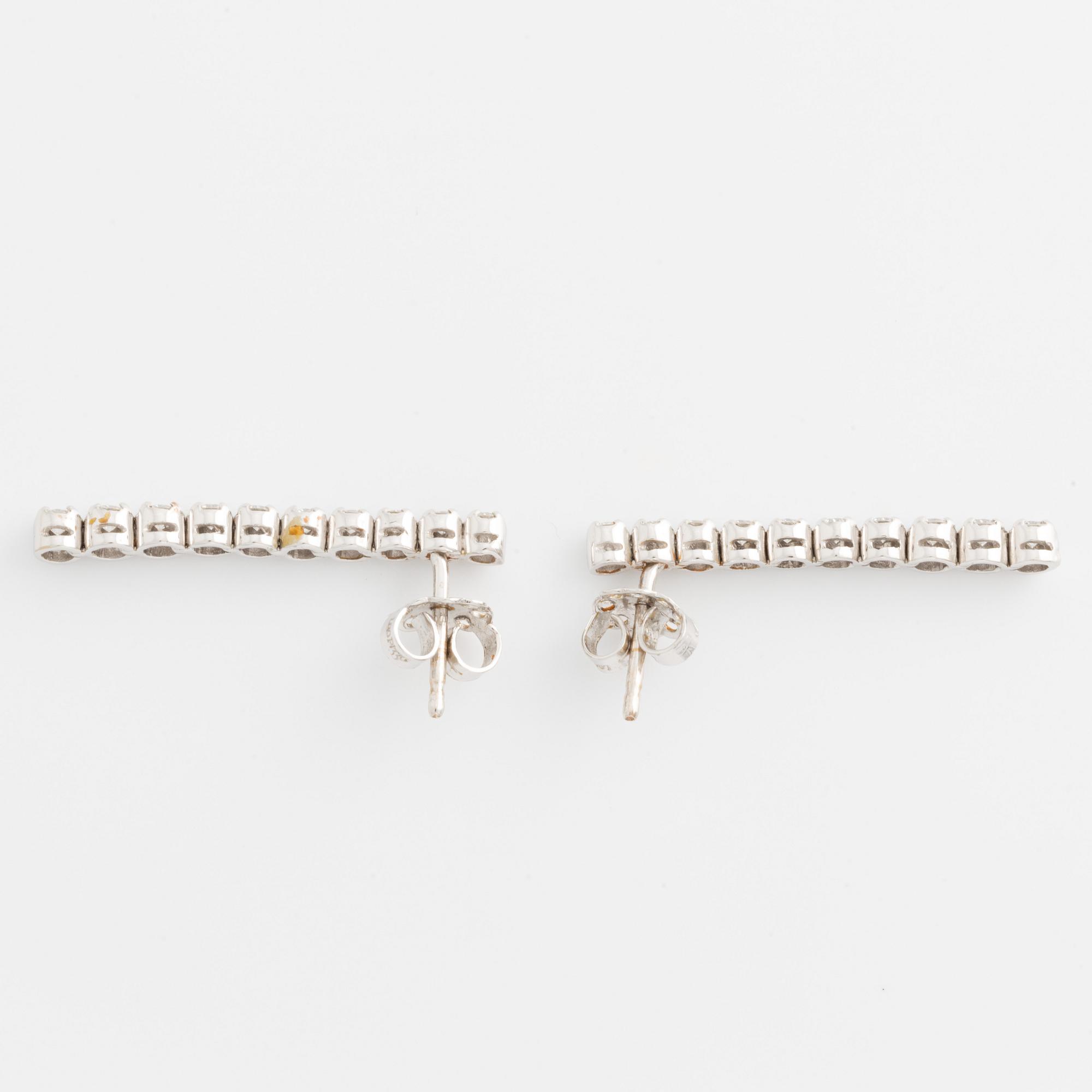 Örhängen, ett par, 18K vitguld med briljantslipade diamanter  Leo Pizzo, Italien.