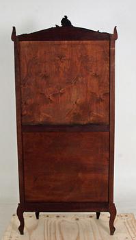 VITRINSKÅP, Louis XV-stil.