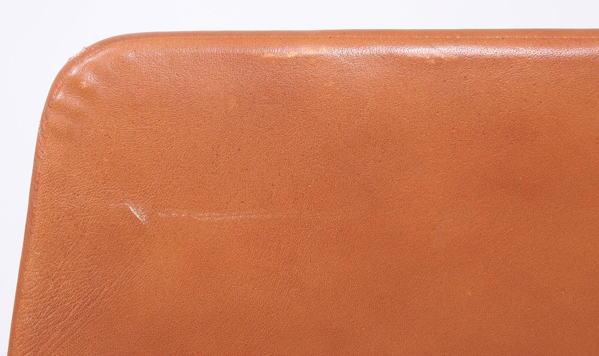 FÅTÖLJER, ett par samt BORD, "SAS Chair / 38/39 Series", Jens Ammundsen för Fritz Hansen, etikettmärkta, 1979.