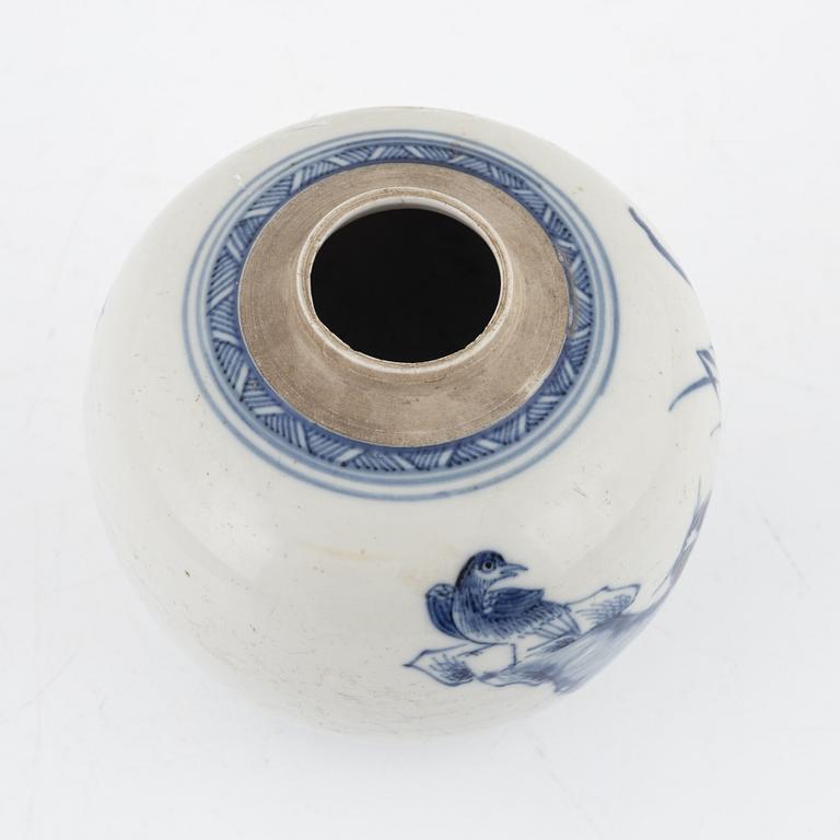 A blue and white porcelain urn, China, Qingdynasty, first half of the 20th century.