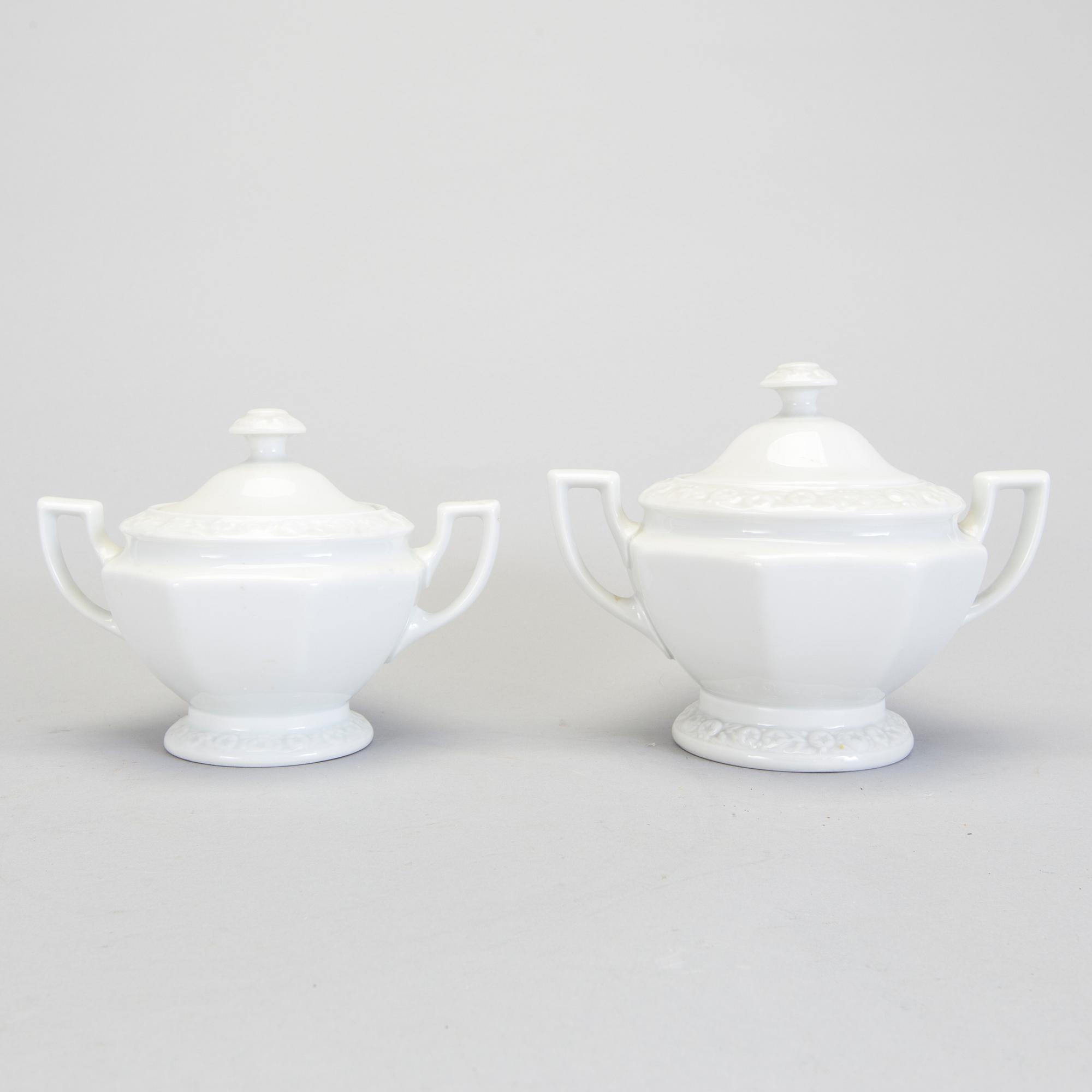 BULJONGKOPPAR med FAT, 13 st, samt SERVISDELAR, 12 st, "Maria Vit", Rosenthal.