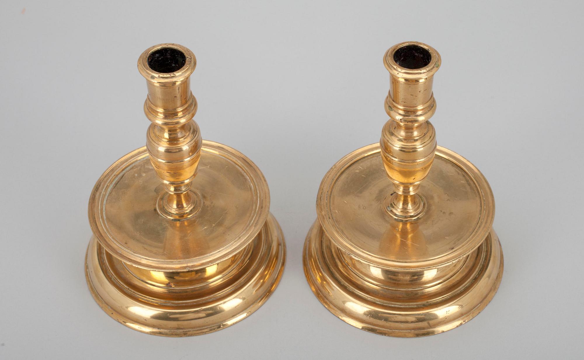 LJUSSTAKAKAR, ett par, mässing, barockstil, möjligen Flandern 1800-tal.