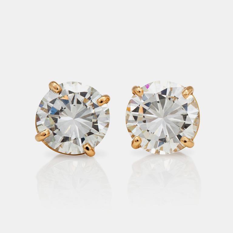 A pair of brilliant-cut diamond earstuds. Total carat weight of diamonds 3.32cts.