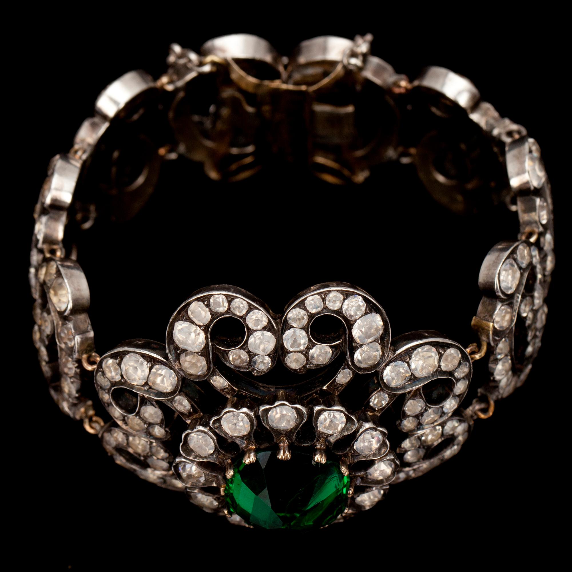 ARMBAND, silver, grön glassten och pastestenar. Frankrike 1930/40-tal. Förgylld insida. Vikt 57,4 g.