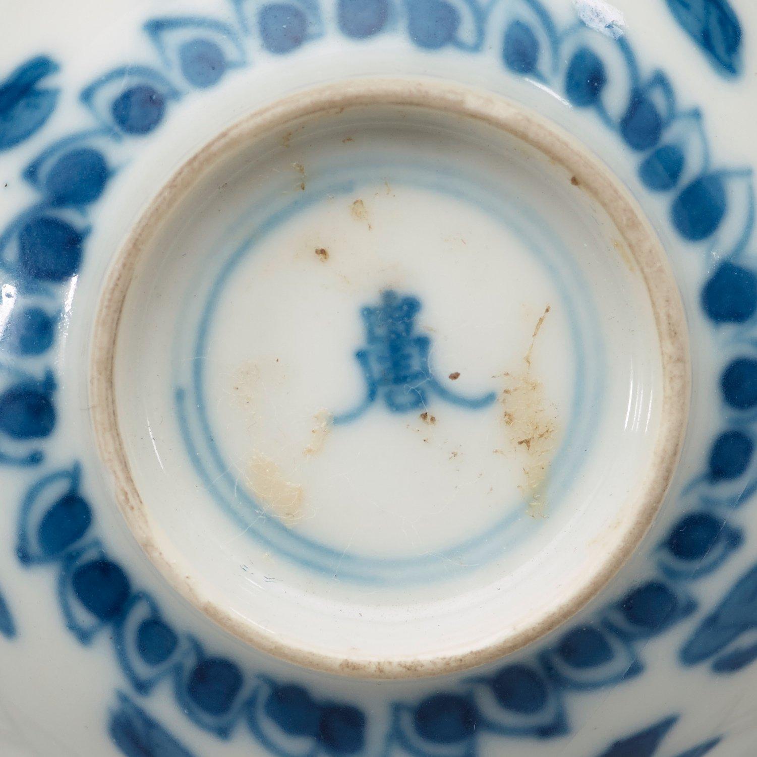 KOPPAR med FAT, fyra stycken, porslin. Qingdynastin Kangxi (1662-1722).