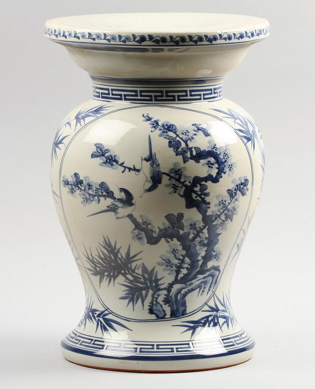 PIEDESTAL, porslin, Kina. 1900-tal.