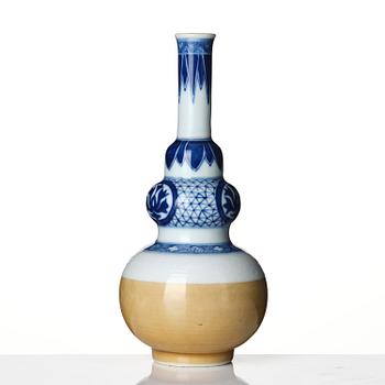 A blue and white vase, Qing dynasty, Kangxi (1662-1722).