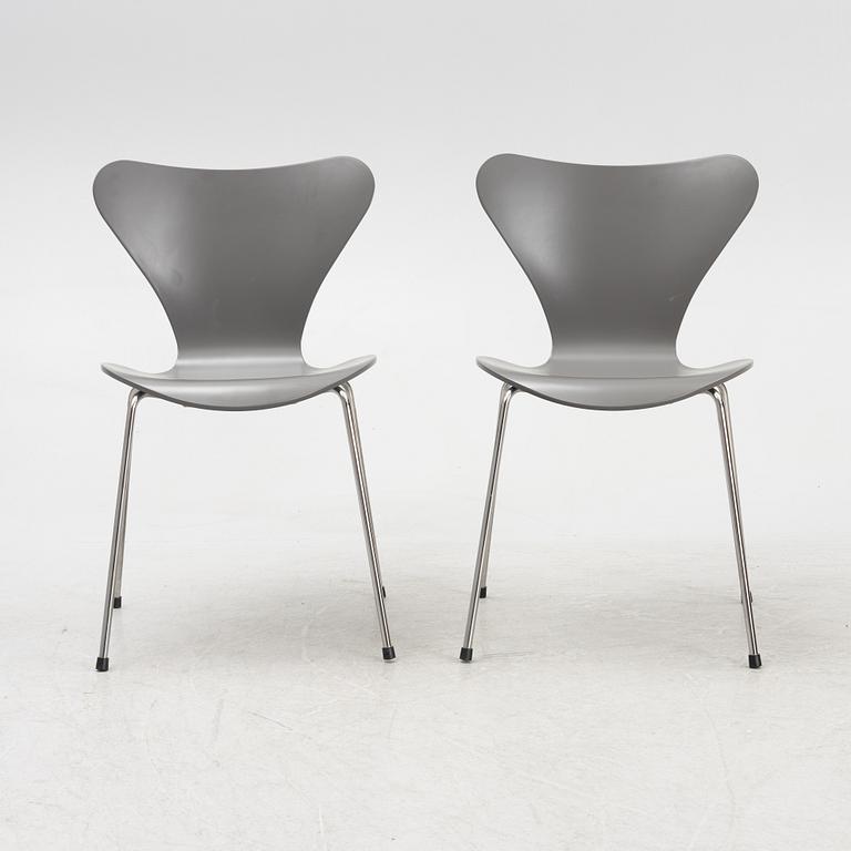 Arne Jacobsen, a pair of 'Series 7' chairs, Fritz Hansen, Denmark.