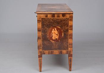 A CHEST OF DRAWERS, Italy, approx. Late 18th century.