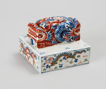 SIGILLSTAMP, porslin. Kina. 1900-tal.
