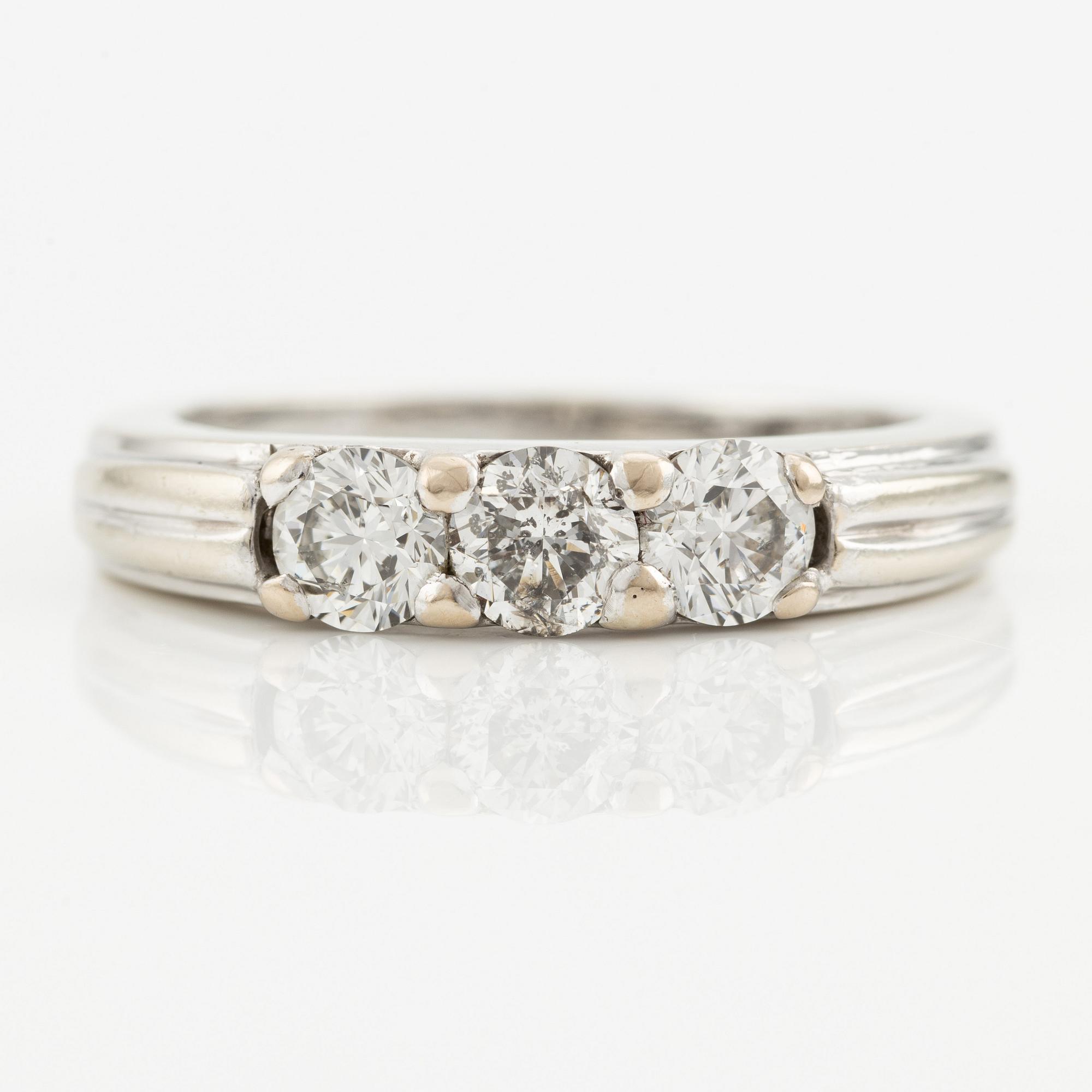 Ring, 14K vitguld med tre briljantslipade diamanter.