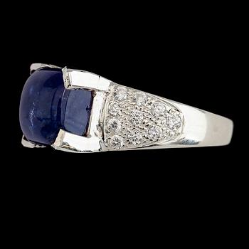 RING, vitguldspläterat sterlingsilver, blå tanzanit ca 4.80 ct, vita safirer tot ca 0.40 ct.