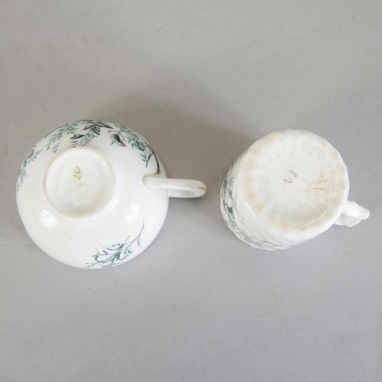 KAFFEKOPPAR MED FAT, 8 st och MOCKAKOPPAR MED FAT, 4 st, porslin. Wexiö Guld, Gustavsberg. I produktion 1892-1939.