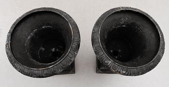 TRÄDGÅRDSURNOR, 1 par, gjutjärn, modern tillverkning.