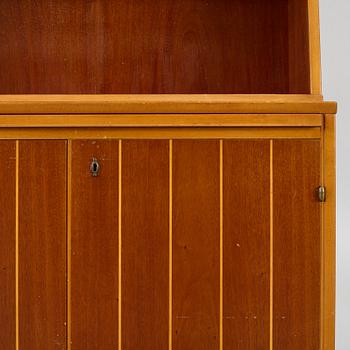 Bokhylla med underskåp, 1960-tal.