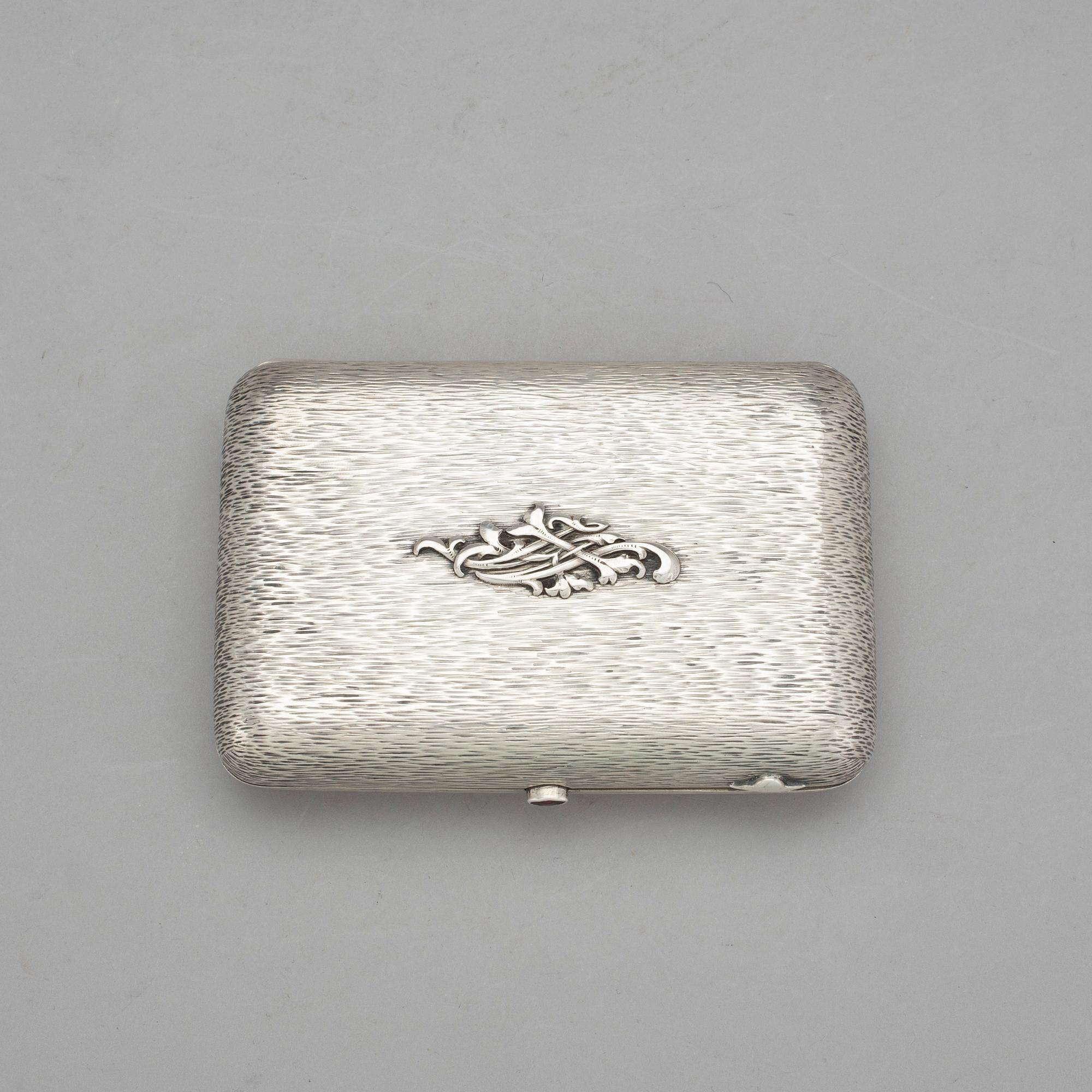 CIGARETTETUI, silver, Nikolay Shepelev, Riga, Lettland. 1902-1919. Vikt ca 325 gram.