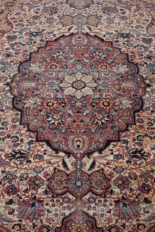 Matto, an antique Teheran probably, ca 317,5-319 x 206,5-215,5 cm.