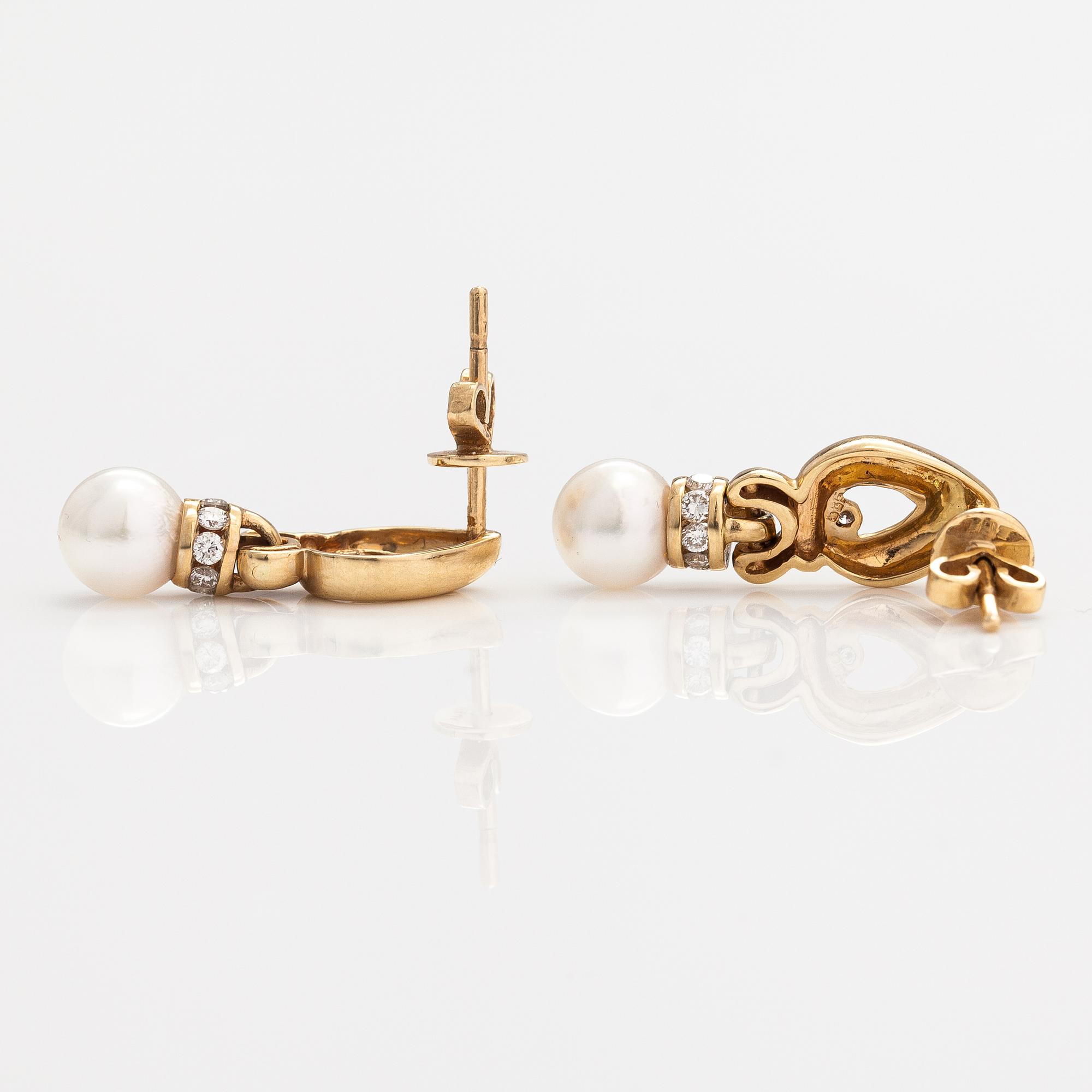 A pair of 14K gold earrings with cultured pearls and diamonds ca. 0.25 ct in total.