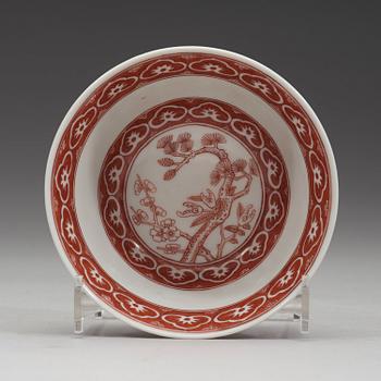 An iron red decorated bowl, late Qing dynasty  with Xianfeng mark (1644-1912).