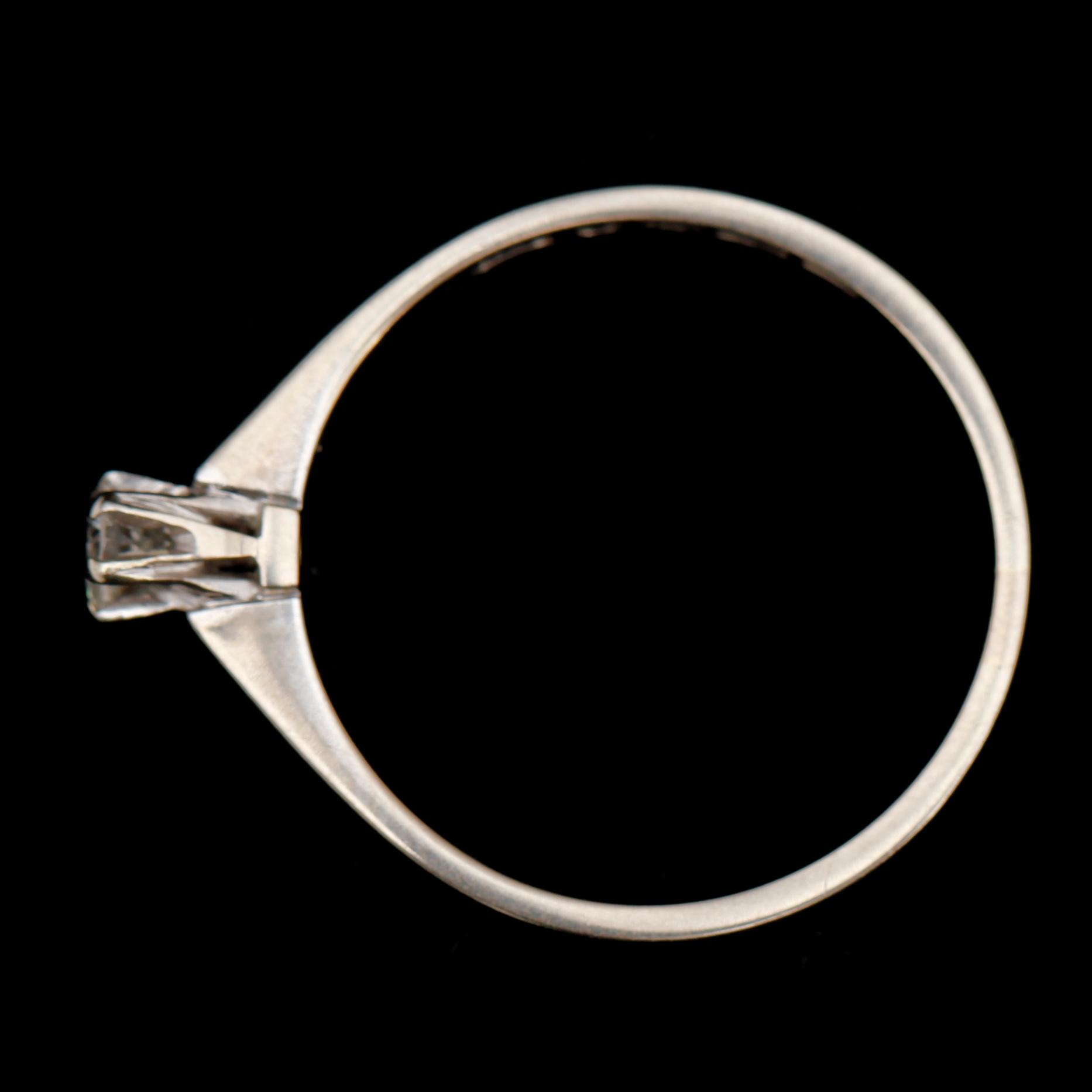 RING, 18 k vitguld, med solitär briljant 0.12 ct. JP Stockholm 1940. Tot vikt 2 gram.