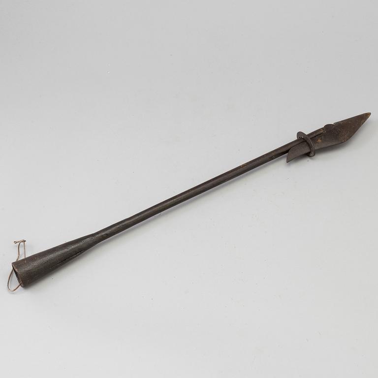 AN 18TH CENTURY IRON WHALE SPEAR.