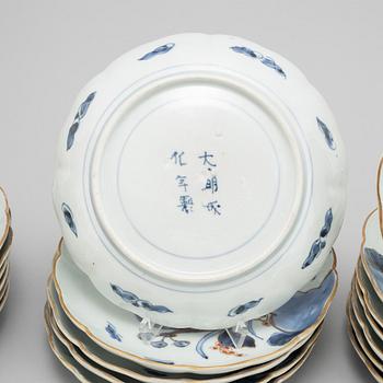 A set of 19 Japanese porcelain plates, Meiji period (1868-1912).