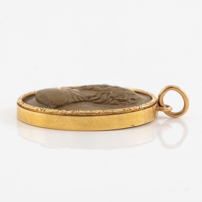 Pendant in 14K gold with a lava cameo.
