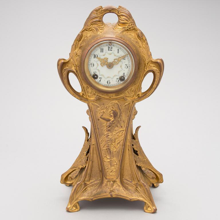 An art nouveau mantel clock from around 1900, manufactured by The New Haven Clock Co.