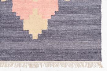 A flat weave carpet, ca 244 x 172 cm.