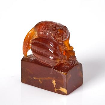 An amber brush washer and three miniature figurines, China, late Qing/early 20th Century.