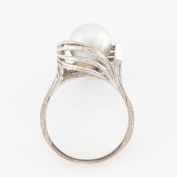 Ring 18K white gold with a cultured pearl.