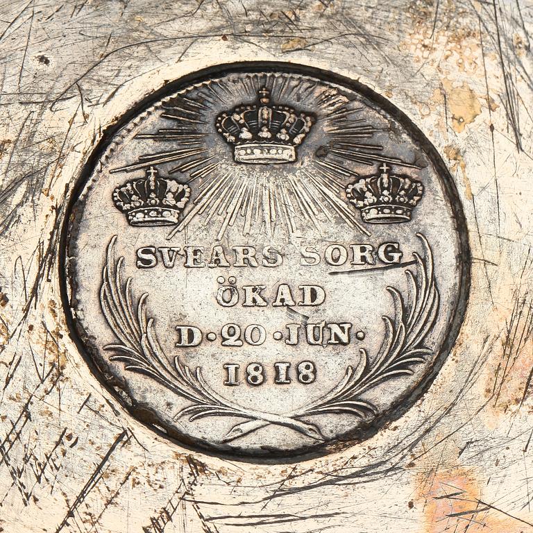 DOSA, silver, Sverige, ostämplad, graverad dat 1819. Vikt ca 135 gram.