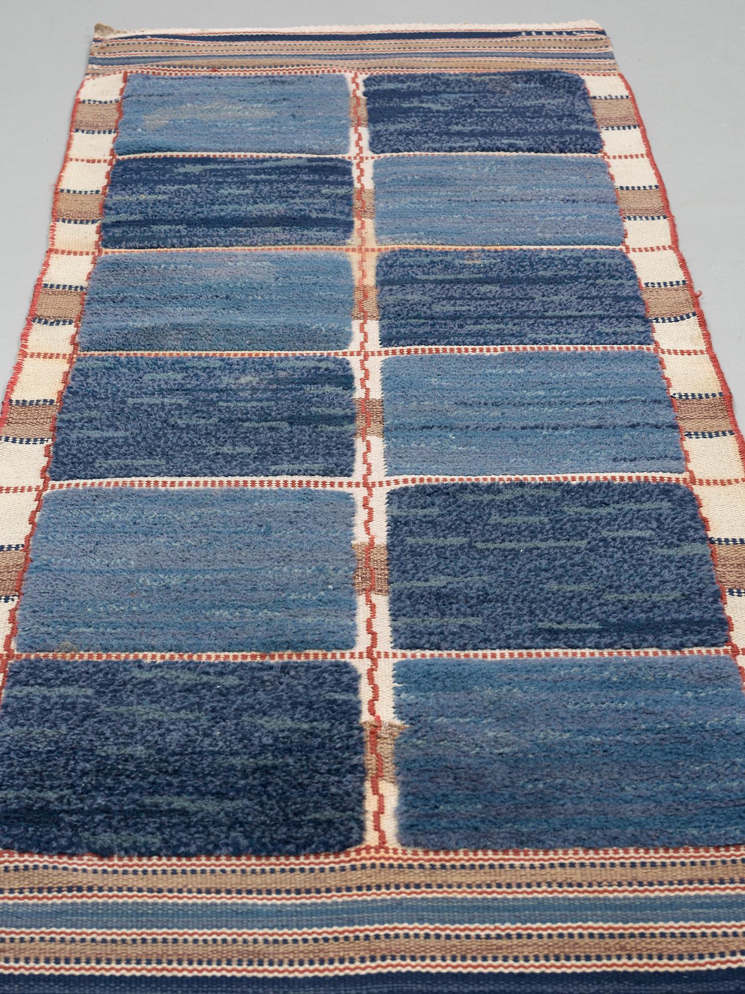 CARPET. "Rutig blå halvflossa". Knotted pile in relief. 197 x 81 cm. Signed AB MMF.